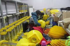 正在組裝殺蟲燈