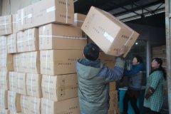 一箱箱打包好的殺蟲燈