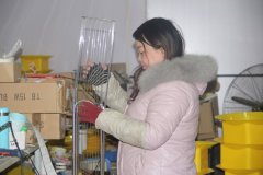 正在給殺蟲燈安裝高壓電網(wǎng)