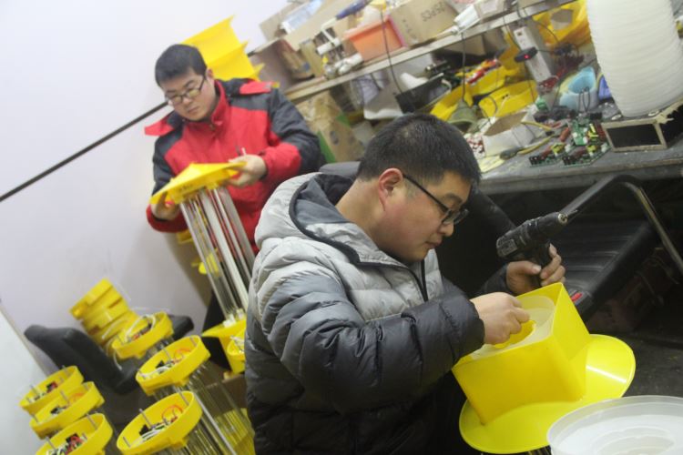 一臺臺即將組裝好的殺蟲燈